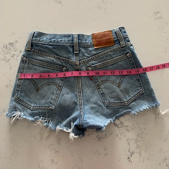 SOLD* Vintage Levi’s shorts (distressed) - Size 24 - Picture 7 of 9